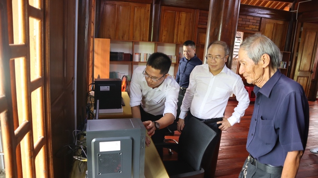 Ông Nguyễn Minh Quang, Giám đốc Sở TT-TT tỉnh Bình Phước kiểm tra không gian đọc sách và các bộ máy tính vừa được tặng cho mái ấm An Vũ