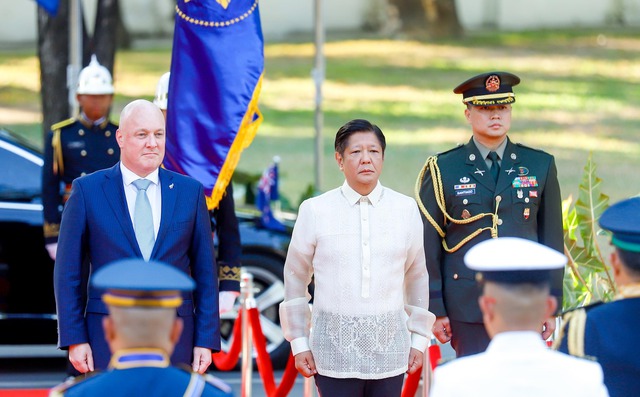 Tổng thống Ferdinand Marcos Jr. (phải) chào đón Thủ tướng New Zealand Christopher Luxon đến Điện Malacanang ngày 18.4.2024