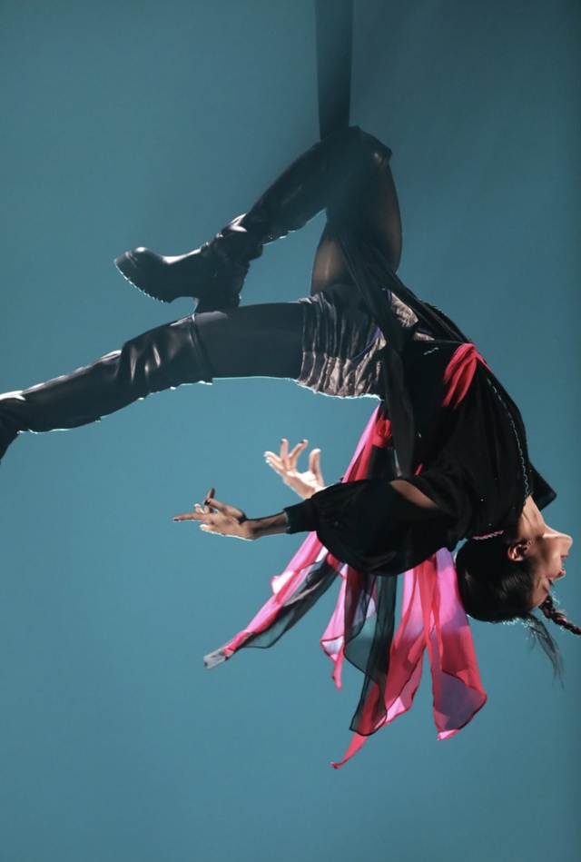 Suni Hạ Linh gây kinh ngạc khi đu dây cao 10m ở show Trung Quốc- Ảnh 2.