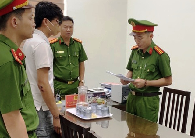 Cơ quan CSĐT Công an H.Núi Thành đọc quyết định khởi tố Nguyễn Đăng Hoài Chung