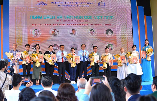 Chủ tịch UBND TP.HCM Phan Văn Mãi tặng kỷ niệm chương và hoa cho các đại sứ văn hóa đọc nhiệm kỳ mới