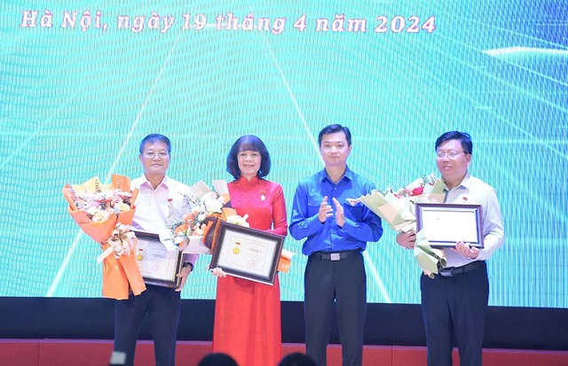 Anh Nguyễn Minh Triết trao Kỷ niệm chương Vì thế hệ trẻ cho các cán bộ thuộc Bộ TT-TT