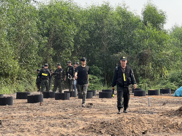 Điều động 1.000 công an truy bắt kẻ sát hại cô gái để cướp SH- Ảnh 1. Điều động 1.000 công an truy bắt kẻ sát hại cô gái để cướp SH- Ảnh 1.