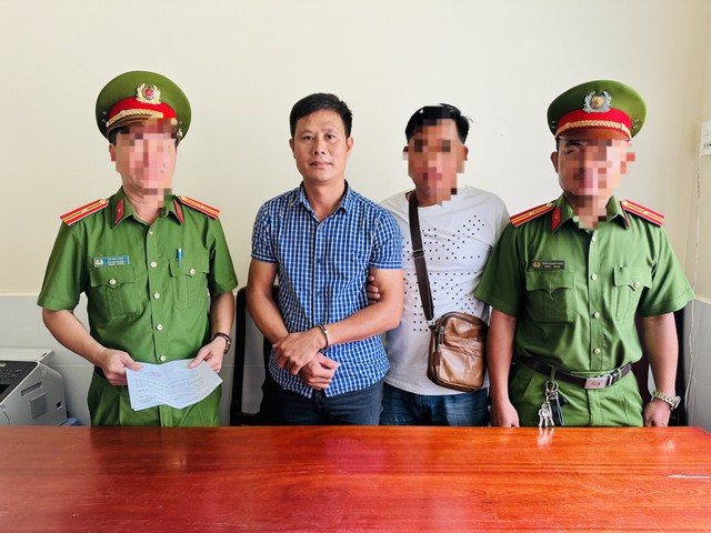 Bị can Đăng Văn Hùng nghe đọc lệnh khởi tố, bắt tạm giam