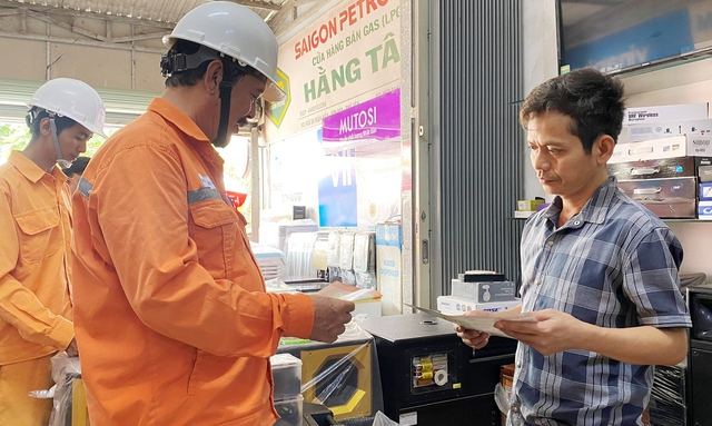 ẢNH: S.X  Nhân viên Điện lực Phú Yên tuyên truyền tiết kiệm điện và an toàn điện đến người dân