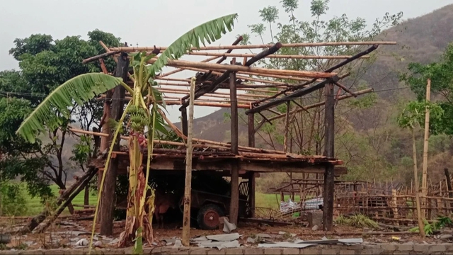 Ngôi nhà của người dân xã Quang Chiểu bị tốc mái do lốc xoáy, mưa đá chiều 17.4