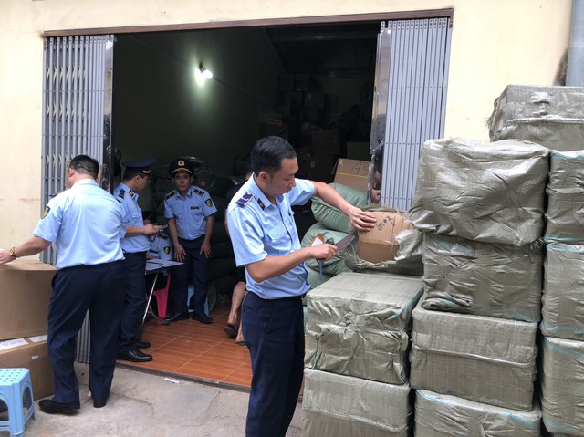Tạm giữ 40.000 sản phẩm nghi nhập lậu trong 2 kho hàng 'khủng' ở Lạng Sơn- Ảnh 3.