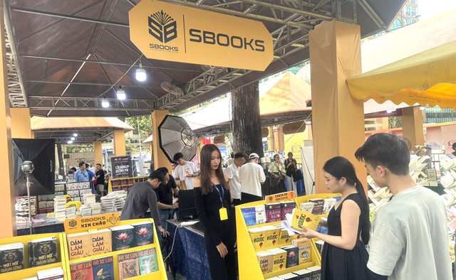 Độc giả đến mua sách tại một gian hàng ở Ngày Sách và Văn hóa đọc Việt Nam lần 3 tại TP.HCM
