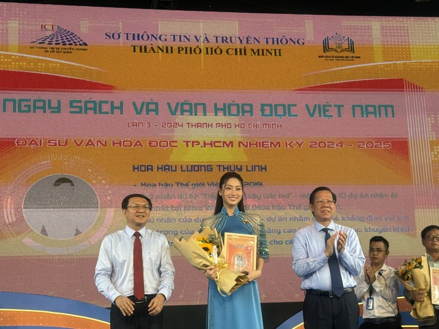 Hoa hậu thế giới Việt Nam 2019 Lương Thùy Linh (giữa) lần đầu tiên đảm nhiệm vai trò Đại sứ Văn hóa đọc TP.HCM