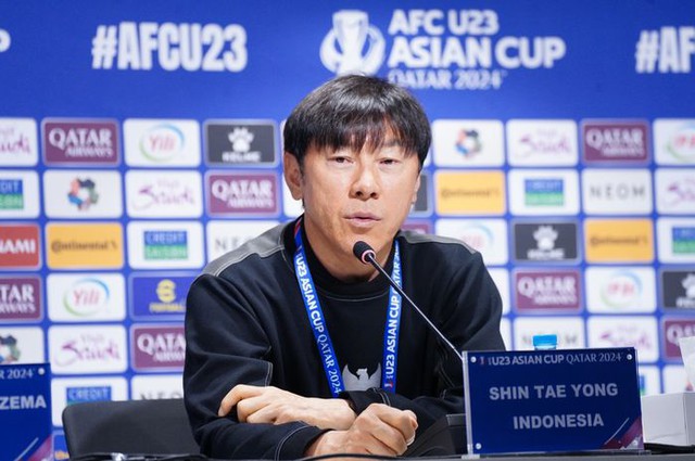 HLV Shin gây sốt khi...‘đánh’ cầu thủ U.23 Indonesia, đã tính luôn đối thủ ở tứ kết- Ảnh 2.