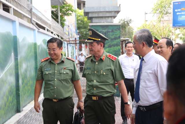 Phó chủ tịch UBND TP.HCM Ngô Minh Châu (bên phải) và trung tướng Lê Hồng Nam, Giám đốc Công an TP.HCM (ở giữa), tham quan công trình bích họa 