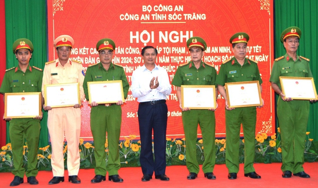 Chủ tịch UBND tỉnh Sóc Trăng Trần Văn Lâu (ở giữa) trao bằng khen cho các tập thể và cá nhân