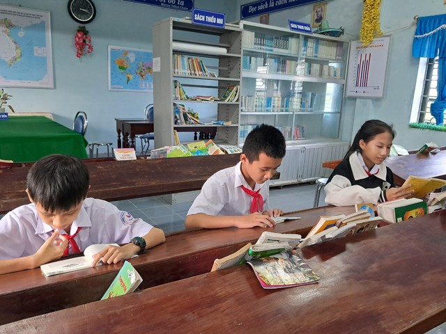 Các 'chiêu trò' bất ngờ tạo thói quen đọc sách cho học sinh- Ảnh 1. Học sinh đọc sách tại thư viện của trường