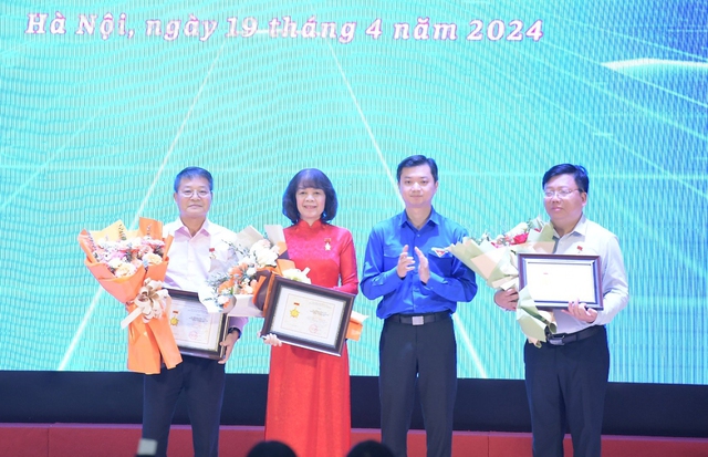 Anh Nguyễn Minh Triết trao Kỷ niệm chương vì Thế hệ trẻ cho các cán bộ của Bộ TT-TT