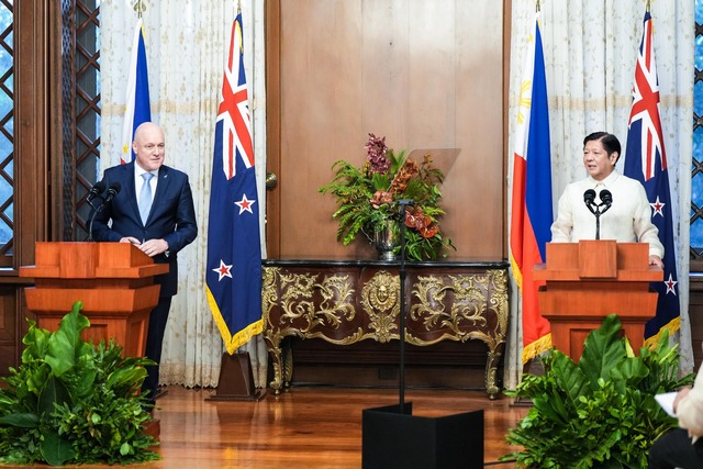 Thủ tướng New Zealand Christopher Luxon (trái) và Tổng thống Ferdinand Marcos Jr. thảo luận tại Điện Malacanang ngày 18.4.2024