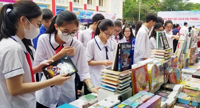 Nhiêu cuốn sách lịch sử, tác phẩm văn học được đông đảo học sinh Hải Phòng quan tâm tại Hội sách 2024