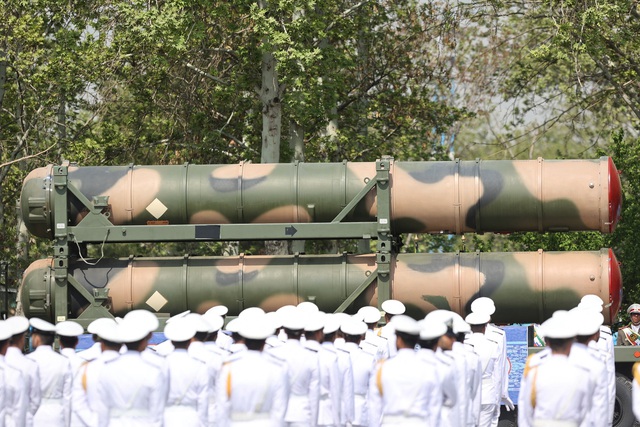 Hệ thống tên lửa S-300 trong lễ duyệt binh Ngày Quân đội Quốc gia ở Tehran (Iran) ngày 17.4