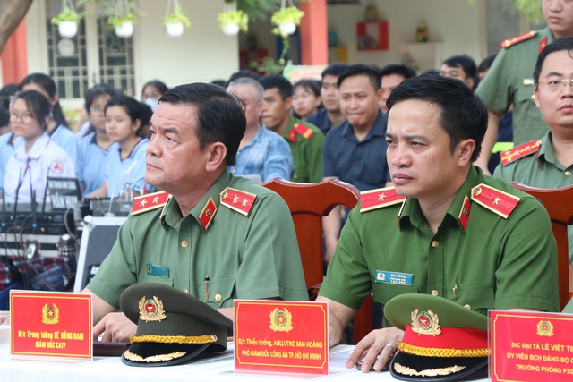 Trung tướng Lê Hồng Nam và thiếu tướng Mai Hoàng dự buổi lễ khánh thành công trình bích họa 