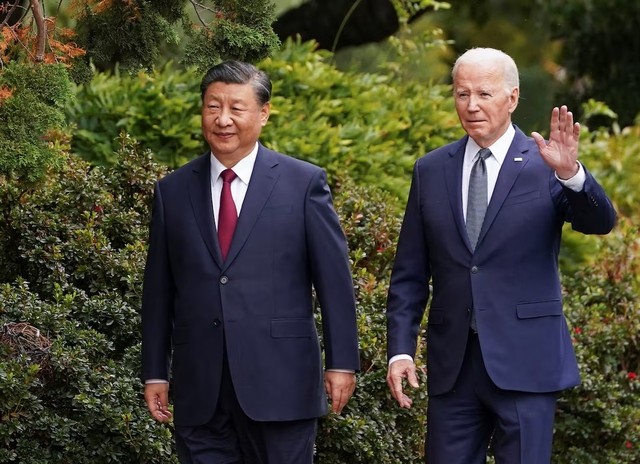 Tổng thống Mỹ Joe Biden (phải) đi dạo cùng Chủ tịch nước Trung Quốc Tập Cận Bình bên lề Hội nghị Diễn đàn Hợp tác kinh tế châu Á - Thái Bình Dương (APEC), ở California (Mỹ) ngày 15.11.2023