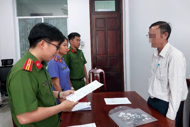 Cơ quan CSĐT Công an tỉnh Bà Rịa-Vũng Tàu đọc lệnh bắt tạm giam ông Trần Mạnh Hải
