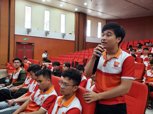 Sinh viên Khoa Kỹ thuật và Công nghệ (ĐH Huế) đặt câu hỏi về kinh nghiệm học tập và thành công đối với ông Võ Quang Huệ