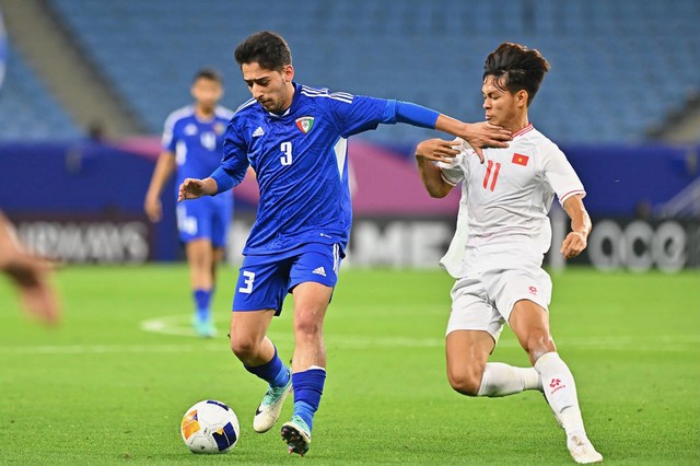 Vĩ Hào (áo trắng) có cú đúp bàn thắng ở trận gặp U.23 Kuwait