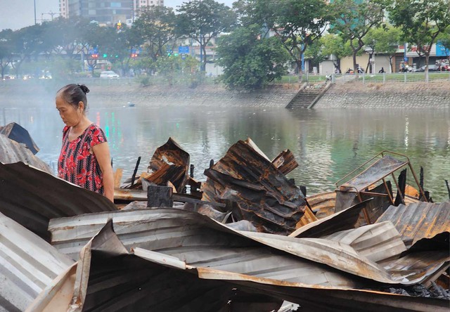 Cảnh tan hoang sau vụ cháy dãy nhà ven kênh Tàu Hủ  - Ảnh 5.