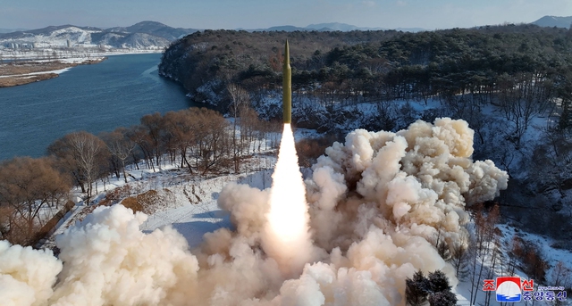 Triều Tiên phóng tên lửa đạn đạo, Hàn Quốc và Nhật Bản theo dõi sát sao- Ảnh 1.