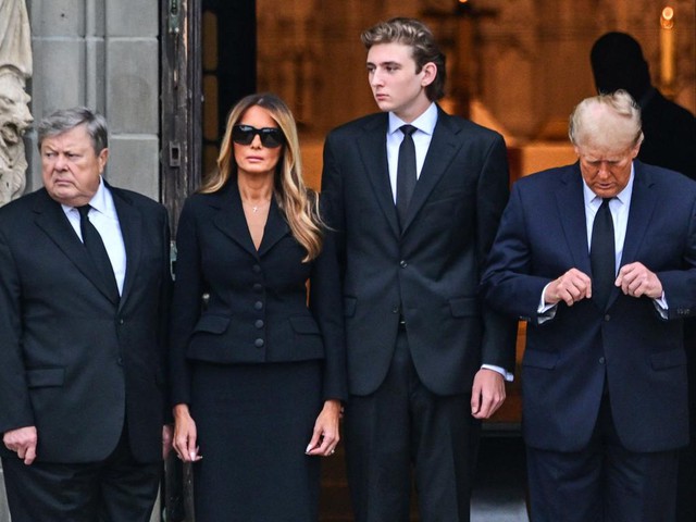 Cậu út nhà Trump cao hơn 2 mét, vượt hẳn bố mẹ- Ảnh 2.