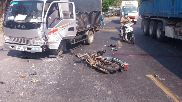 Phú Yên: Xe máy va chạm với xe tải tập lái, 1 người tử vong- Ảnh 1.