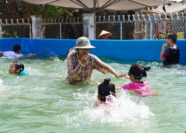 Quỹ Phát triển Tài năng Việt tặng hồ để dạy bơi cho trẻ em nghèo- Ảnh 4.