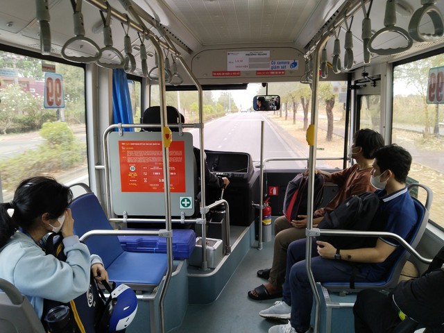 Nhiều sinh viên mừng rỡ khi thấy hàng trăm xe buýt thay đổi thành xe 'siêu xịn'- Ảnh 3.