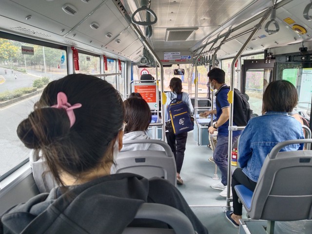 Nhiều sinh viên mừng rỡ khi thấy hàng trăm xe buýt thay đổi thành xe 'siêu xịn'- Ảnh 6.
