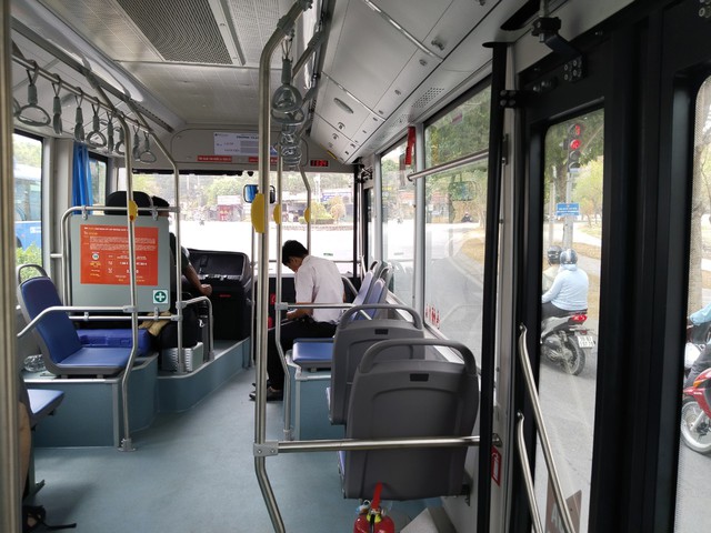 Nhiều sinh viên mừng rỡ khi thấy hàng trăm xe buýt thay đổi thành xe 'siêu xịn'- Ảnh 4.