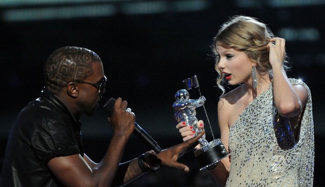 Kanye West giật micro của Taylor Swift tại VMAs 2009, mở đầu cho mối thù lâu năm giữa hai bên