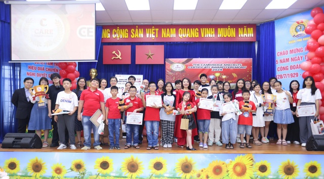 Thạc sĩ Nguyễn Thị Thủy - Giám đốc Trung tâm, trao bằng cho các em học viên
