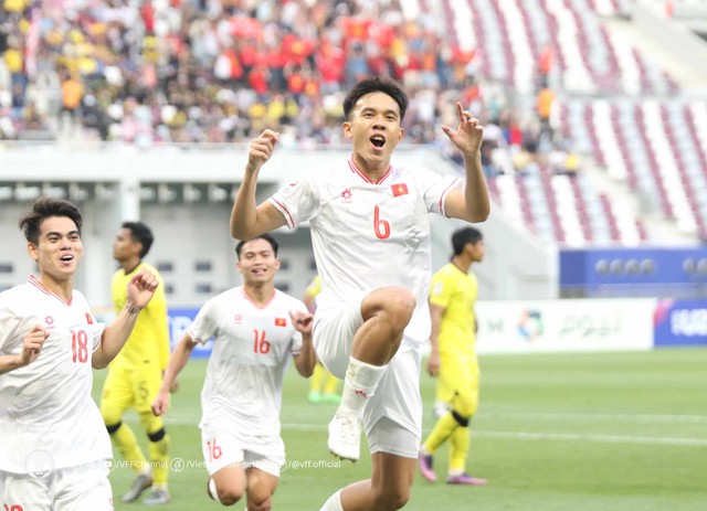 U.23 Việt Nam 2-0 U.23 Malaysia, VCK châu Á 2024: Minh Khoa nâng tỷ số từ chấm 11 m- Ảnh 2.