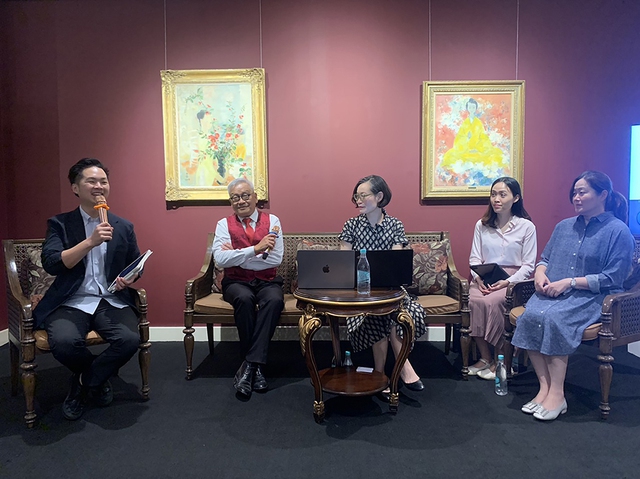 Từ trái sang: Giám đốc Bảo tàng nghệ thuật Quang San Nguyễn Thiều Kiên; nhà nghiên cứu mỹ thuật Ngô Kim Khôi; chuyên viên cấp cao của nhà đấu giá Bonhams Joan Yip; cô Jessie (thông dịch) và bà Yunwen Sung (Tổng giám đốc Bonhams Singapore) tại buổi trò chuyện