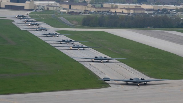 Hơn nửa số máy bay ném bom tàng hình B-2 Spirit của Mỹ cùng tập trận- Ảnh 1.