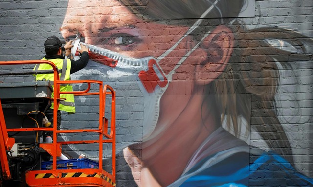 Một nghệ sĩ vẽ tranh tường hồi đại dịch Covid-19 ở Manchester (Anh)