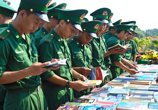 Chiến sĩ trẻ Tiểu đoàn Huấn luyện cơ động Bộ đội biên phòng tỉnh Thừa Thiên – Huế lựa chọn sách tại ngày hội