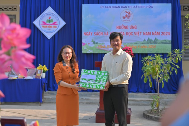Bà Phan Hải Thoại - Phó Chủ tịch UBND thị xã Ninh Hòa tặng quà cho Trường THCS Phạm Hồng Thái