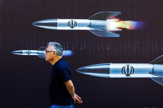 Hình ảnh tên lửa trong biểu ngữ trên đường phố ở Tehran (Iran) hôm 19.4. Ảnh: AFP