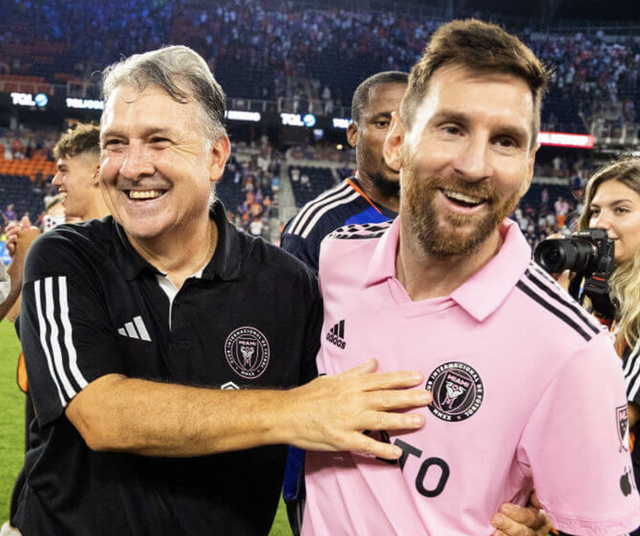 HLV Tata Martino (trái) và Messi