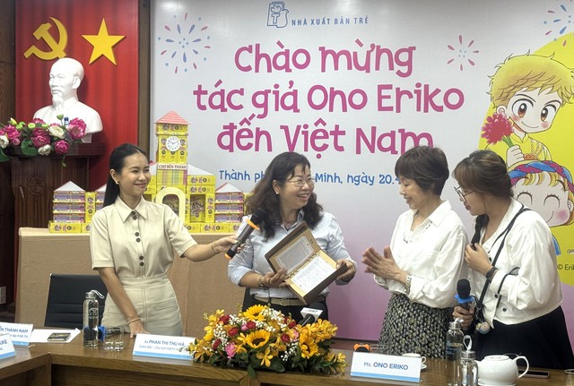 Những hiện vật ý nghĩa được đích thân bà Phan Thị Thu Hà - đại diện NXB Trẻ trao tận tay bà Ono Eriko