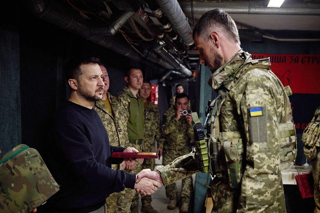 Tổng thống Zelensky (trái) trao thưởng cho một binh sĩ ở tiền tuyến hôm 19.4