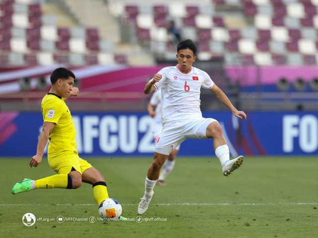 มินห์ ควา (เสื้อเชิ้ตสีขาว) คืออัญมณีล้ำค่าในตำแหน่งกองกลางของทีม U.23 เวียดนาม