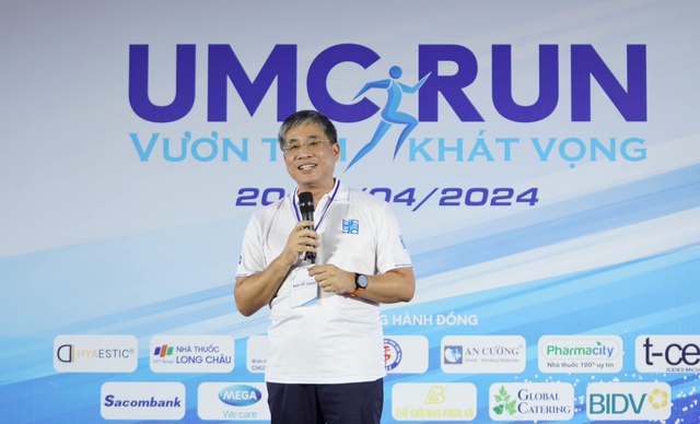 PGS-TS Nguyễn Hoàng Bắc, Giám đốc Bệnh viện Đại học Y Dược TP.HCM phát biểu tại lễ khai mạc UMC Run – Vươn tầm khát vọng