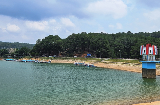 Bến thuyền và bến đạp Pedalo nằm ở khu vực đập chính hồ Tuyền Lâm