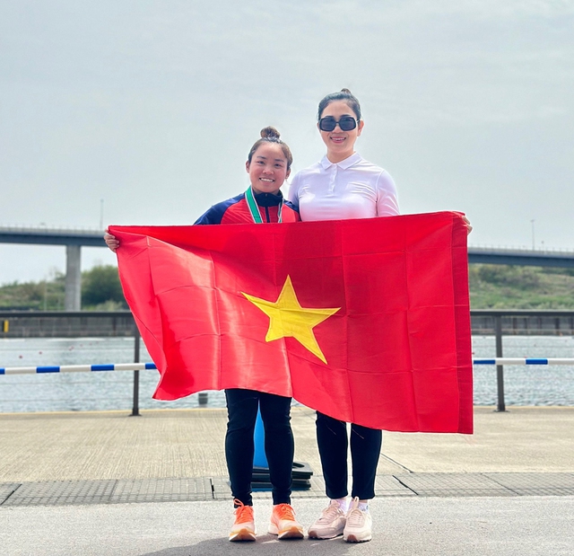 Tay chèo Nguyễn Thị Hương (trái) lần đầu đoạt vé dự Olympic